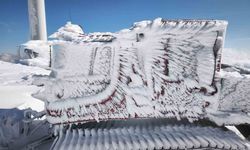 Karla kaplı yolları aşarak rüzgâr türbinlerine ulaştılar