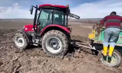 Kars'ta Çamura Saplanan Traktörler Zor Bir Kurtarma Operasyonuyla Çıkarıldı