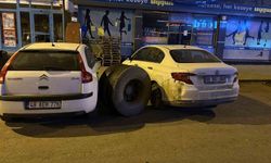 Kars'ta Hareket Halindeki Kamyonun Tekerleği Koparak Araçlara Çarptı