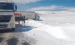 Kars'ta kaygan yolda tır kazası