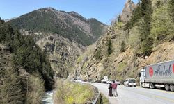 Kaya düşmesi nedeniyle Çaykara-Uzungöl karayolunda kontrollü ulaşım sürüyor