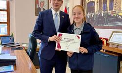 Kaymakam Atam, başarılı öğrenciye ödül takdim etti