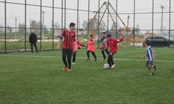 Kaymakam Bayram, öğrencilerle halı saha futbolu oynadı