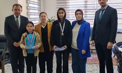 Kaymakam Doğru, ödüllü öğrencileri makamında kabul etti