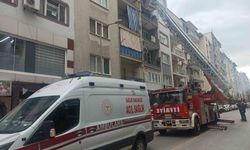 Kırık ayağıyla merdivenlerden inen genç, itfaiye yardımıyla ambulansa ulaştı