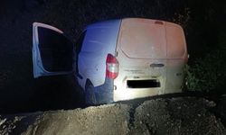 Kırıkhan'da hafif ticari araç devrildi, sürücü yaralı