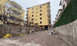 Kolonlarındaki sesler nedeniyle boşaltılan bina için yıkım kararı alındı