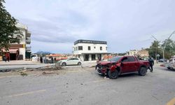 Kontrolden çıkan otomobil, 2 ağacı ve elektrik direğini devirdi