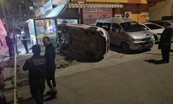 Kontrolden çıkan ticari araç markete girdi: 2 kişi yaralandı