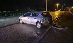 Kontrolsüz şekilde hareket eden otomobil duvara çarptı