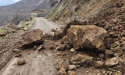 Korudibi köy yolunda toprak kayması