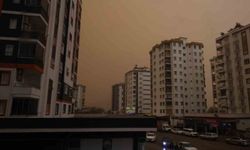 Kozan'da çöl tozu etkisini gösterdi, sağanakla çamur yağdı