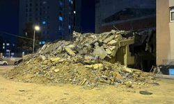 Küçükçekmece'de dönüşümdeki bina tek darbeyle çöktü