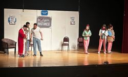 Kütahya'da tiyatroseverler için 'Keçileri Kaçırıyorum' oyunu sahne aldı