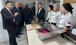 Lise öğrencileri günde 10 bin kişilik yemek hazırlıyor