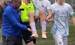 Maçın hakemi sakatlanan futbolcuyu kucaklayarak taşıdı