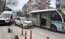 Maltepe'de minibüs otomobile çarptı: Kaza anı güvenlik kameralarında