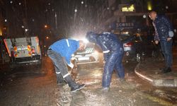 Marmaris'te belediye ekipleri gece boyunca fırtına ve sağanakla mücadele etti