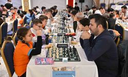 Mesir festivali sporla renklendi