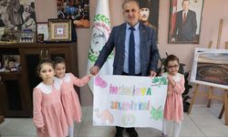 Minik öğrencilerden Başkan Kaya'ya sürpriz hediye