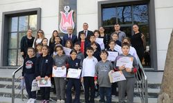 Minik Öğrencilerden Kütüphaneye Anlamlı Bağış