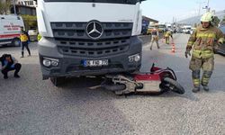 Motosiklet sürücüsü kamyonun altında kalarak hayatını kaybetti