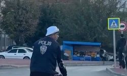 Motosikletle tehlikeli hareketler yapan sürücü, polis yeleğiyle yakalandı