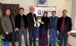 Muhtarlar, VEDAŞ ekiplerine plaketle teşekkür etti