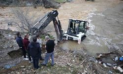 Mutki'de suya kapılan kepçe kurtarıldı