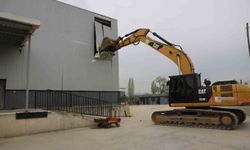 Nilüfer'de ruhsatsız depo yıkımına devam edildi