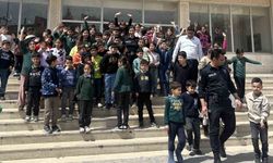 Nusaybin'de polis ve öğrencilerden duygusal anlar