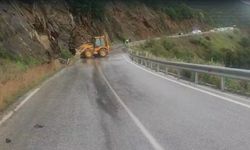 Ödemiş-Turgutlu güzergahında toprak kayması: Ulaşım sınırlı bir şekilde sürdürülüyor