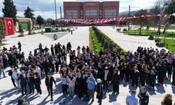 Öğrenciler İstiklal Meydanı'nda kitap okuma etkinliği gerçekleştirdi