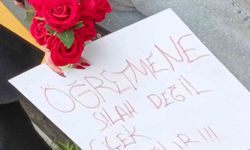 Öğrenciler öğretmenlerini çiçeklerle karşıladı