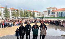 Öğrenciler polisleri coşkuyla karşıladı