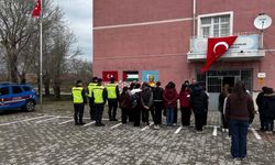 Öğrenciler Türk Bayrağı ile karşılandı
