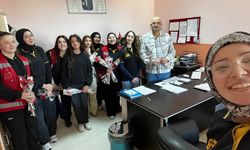 Öğrencilerden öğretmenlere çiçek jesti