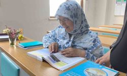 Okuma aşkı yarım kalmadı 66 yaşında okuryazar oldu