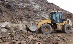 Oltu'da kar yağışı heyelan oluşturdu