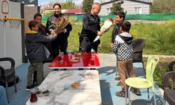 Osmaniye'de özel öğrencilerden polislere çiçekli jest