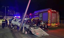 Otomobil aydınlatma direğine çarptı: 2 yaralı, 1 ağır