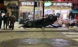 Otomobil devrildi, 2 iş yerine çarptı