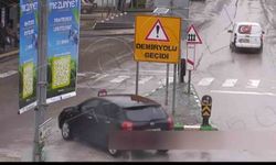 Otomobil durakta bekleyenleri teğet geçti: O anlar kaydedildi