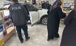 Otomobil eczaneye çarptı: 1 yaralı
