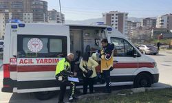 Otomobil ile hafif ticari araç çarpıştı: 3 çocuk yaralı