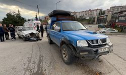 Otomobil ile kamyonet çarpıştı: 1 yaralı