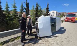 Otomobil köprüde devrildi: Sürücü kazayı hafif atlattı