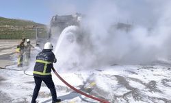 Park halindeki tır alev alev yandı