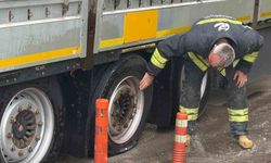 Patlayan lastiğiyle tır yangın çıkmadan durduruldu