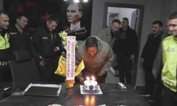 Polis ekipleri pasta sürpriziyle karşılaştı